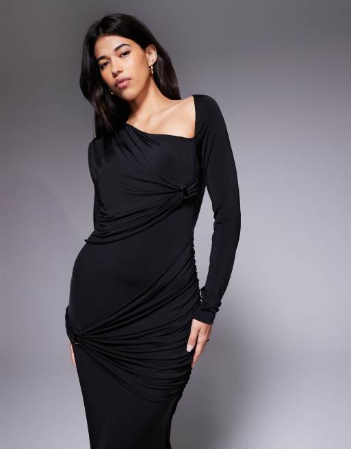Ruched & Ready – Svart, skulpterad maxiklänning i bodycon-modell med asymmetriska, utskurna guldfärgade metalldetaljer, 2 av 4
