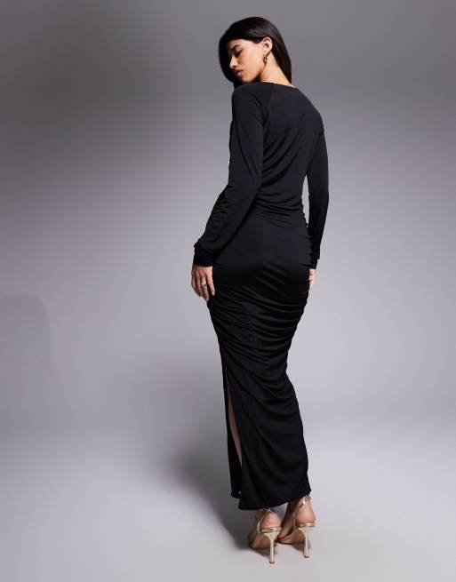 Ruched & Ready – Svart, skulpterad maxiklänning i bodycon-modell med asymmetriska, utskurna guldfärgade metalldetaljer, 4 av 4