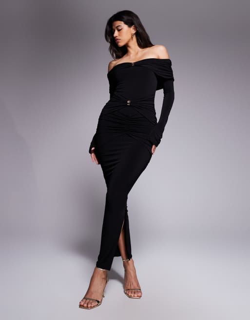 Ruched & Ready - Vestito lungo fasciante arricciato nero sagomato con spalle scoperte e dettagli in metallo dorato