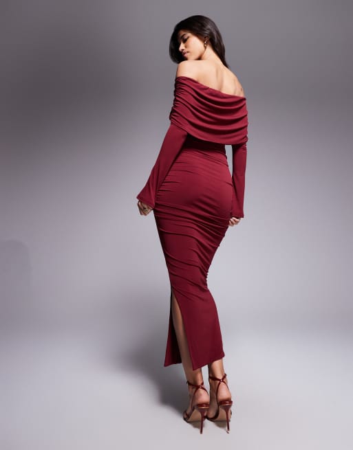Ruched & Ready – Vinröd, skulpterad maxiklänning i bodycon-modell med bara axlar, guldfärgade metall och ryschad detalj, 2 av 4
