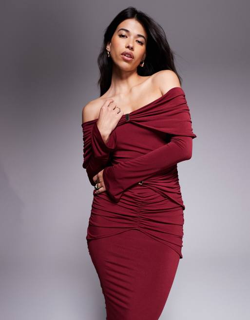 Ruched & Ready – Vinröd, skulpterad maxiklänning i bodycon-modell med bara axlar, guldfärgade metall och ryschad detalj, 4 av 4