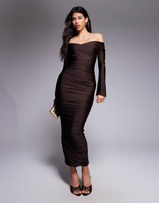 Ruched & Ready - You Wish - Figurbetontes, schulterfreies Maxikleid in hochglänzendem Schokobraun mit Herzausschnitt-Bro...