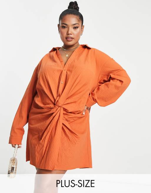 Saint Genies Plus – Strukturiertes Hemdblusenkleid in Zimt-Orange mit verdrehter Vorderseite