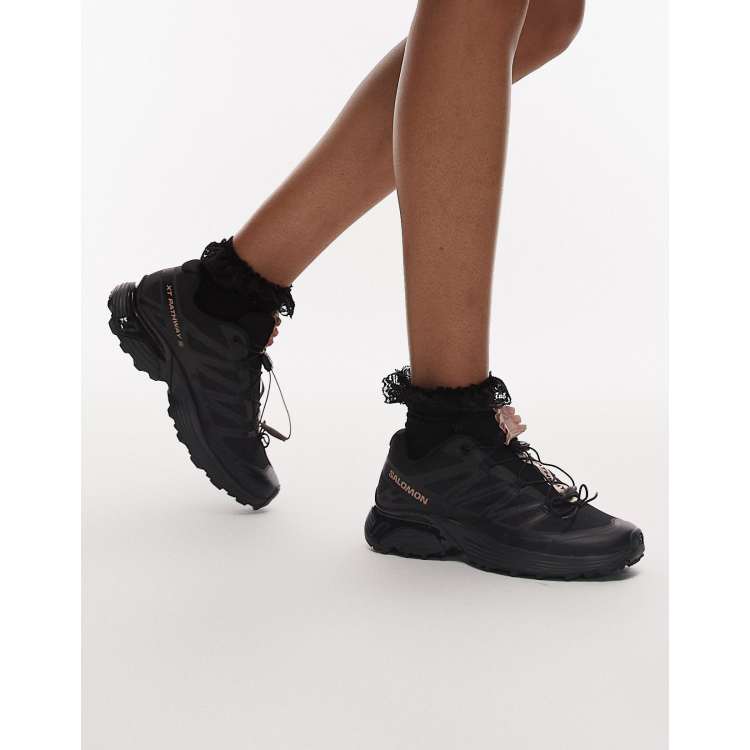 Salomon - XT-Pathway - 2 - Satijnen sneakers in zwart en roze | ASOS