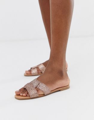 Sammenvævet, skinnende gyldenrosa sandal fra New Look-Guld