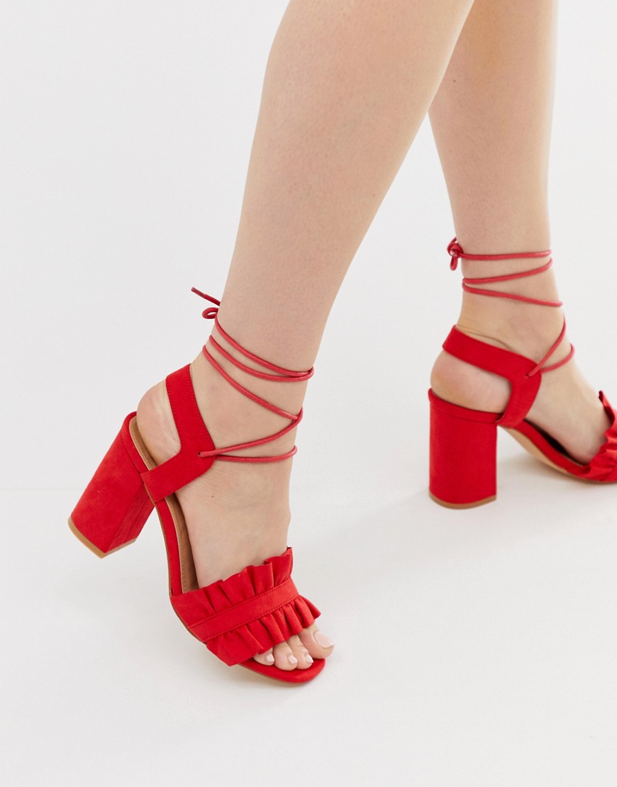 Sandaler med høje hæle, flæser og bindebånd om benet fra Truffle Collection-Rød
