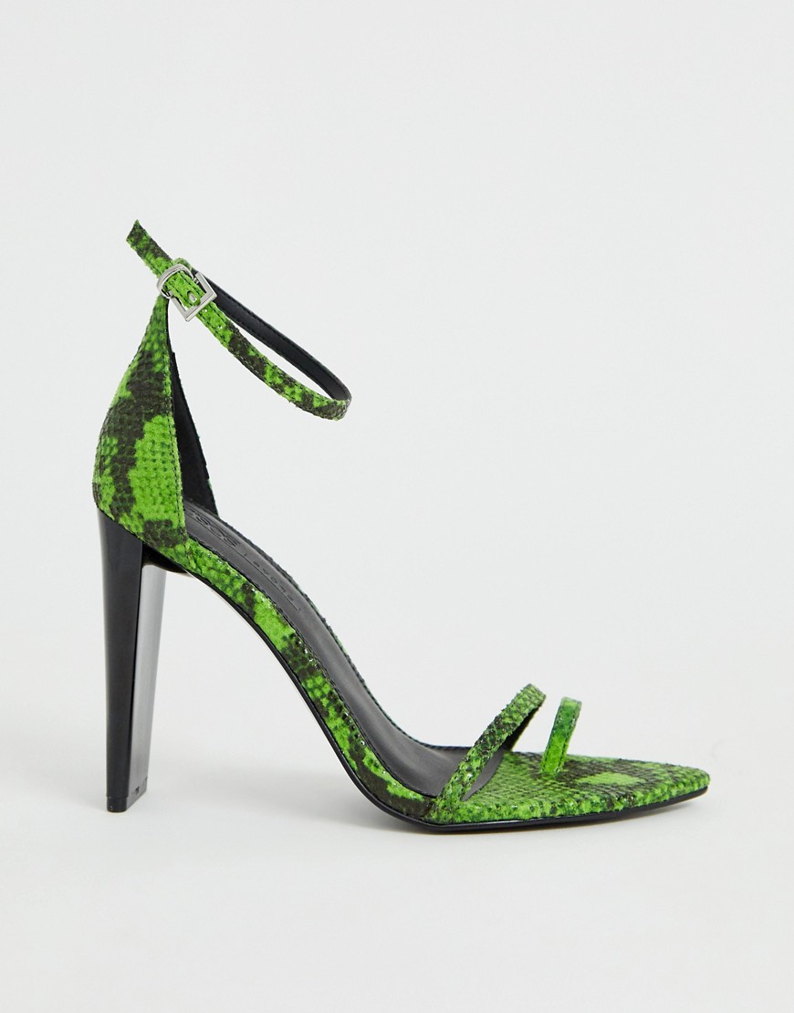 Sandaler med høje hæle med smalle remme i grønt slangeskindsmønster fra ASOS DESIGN