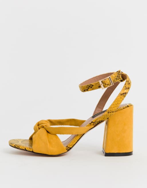 Sandalias amarillas de tacón de ancho especial con nudo delantero