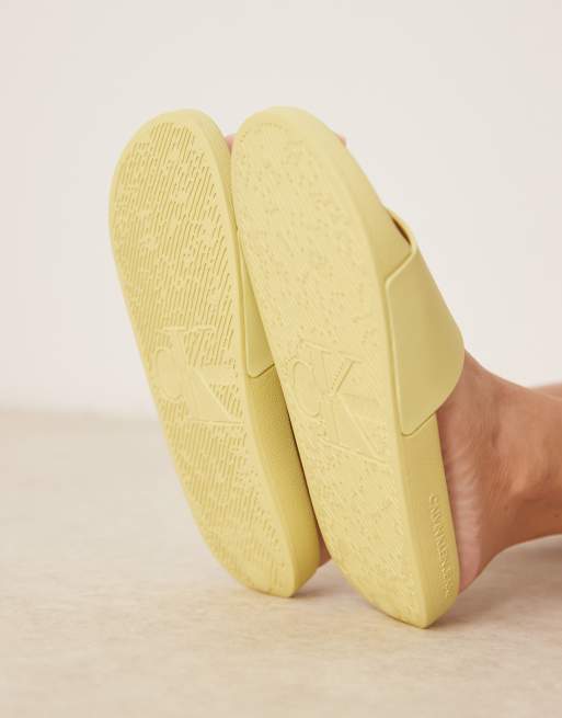 Sandalias amarillas sin cierres con detalle de monograma de Calvin Klein, 3 de 4