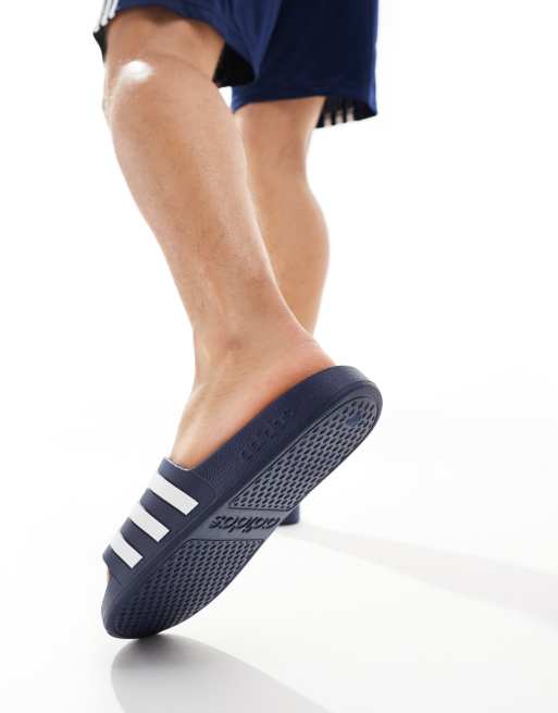 Sandalias azul marino con rayas blancas Adilette de adidas Swim , 5 de 5