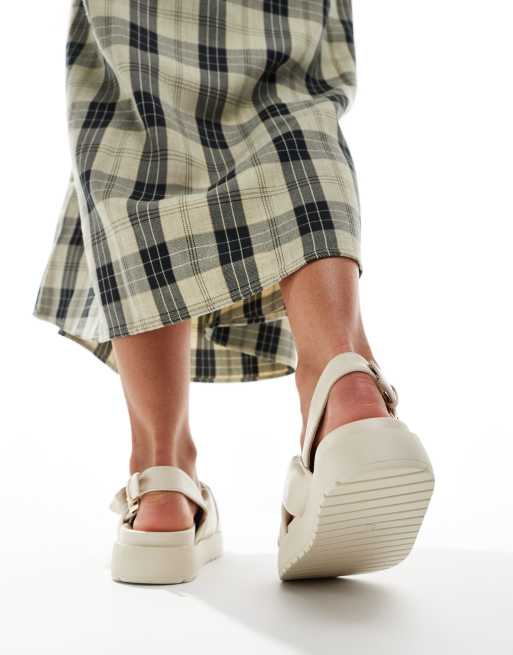 Sandalias beis con correas cruzadas acolchadas de Truffle Collection, 4 de 4