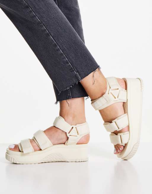 Sandalias beis con diseño de doble tira y plataforma Neo Bungy de Shaka, 2 de 4