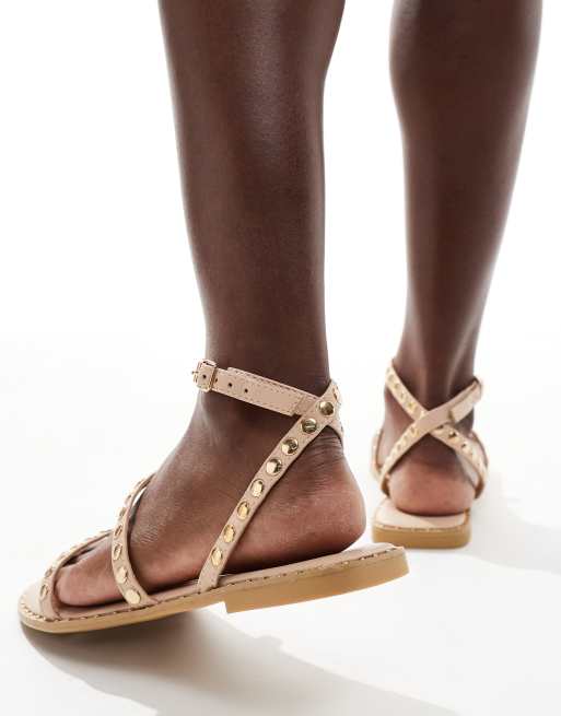 Sandalias beis con diseño de tiras y tachuelas de Truffle Collection, 2 de 4