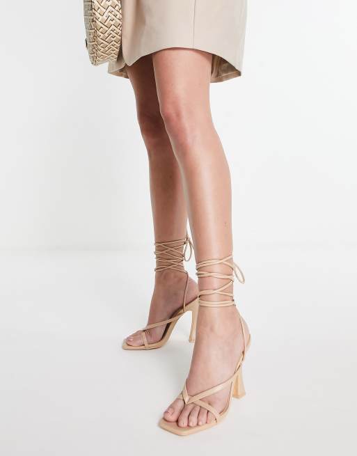Sandalias beis con diseño de tiras y tacón de Glamorous