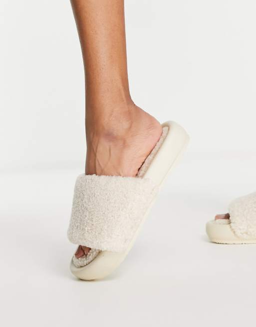 Sandalias beis con pala acolchada de borreguito Finsbury de ASOS DESIGN, 2 de 4
