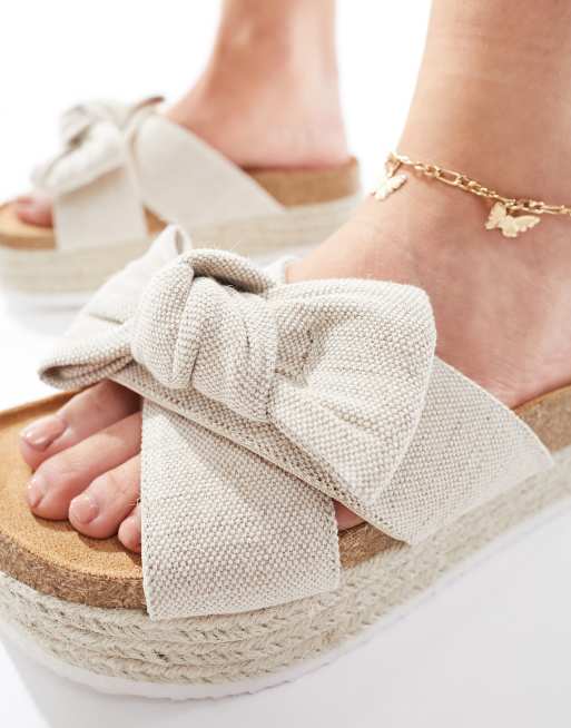 Sandalias beis con plataforma plana y detalle de lazo Thankful de