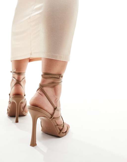 Sandalias beis con tacón y diseño de tiras Native de ASOS DESIGN Wide Fit, 4 de 4
