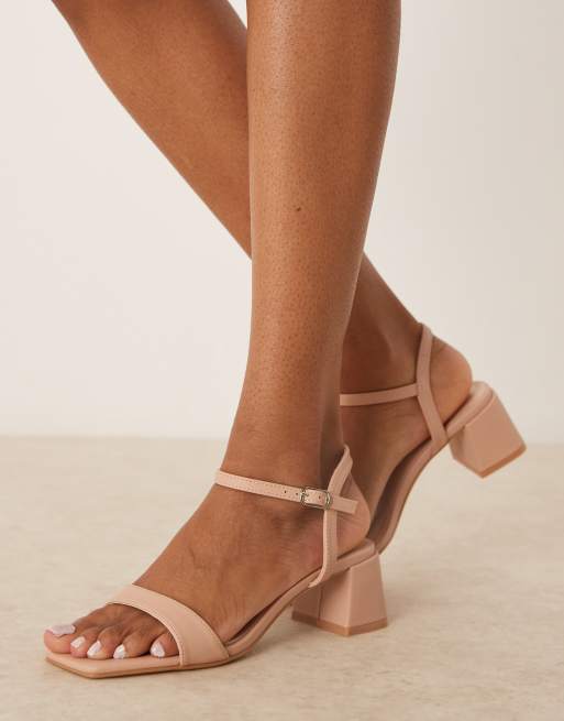 Sandalias beis de tacón bajo de bloque de Glamorous Wide Fit, 4 de 4