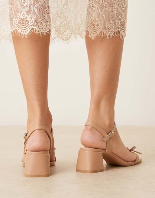 Sandalias beis de tacón bajo de bloque de Glamorous Wide Fit, 3 de 4