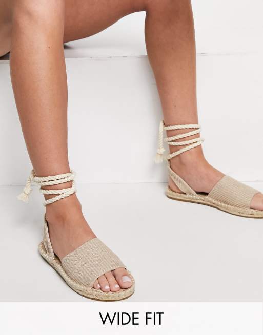 Sandalias beis estilo alpargata con cordones anudados June de ASOS DESIGN Wide Fit