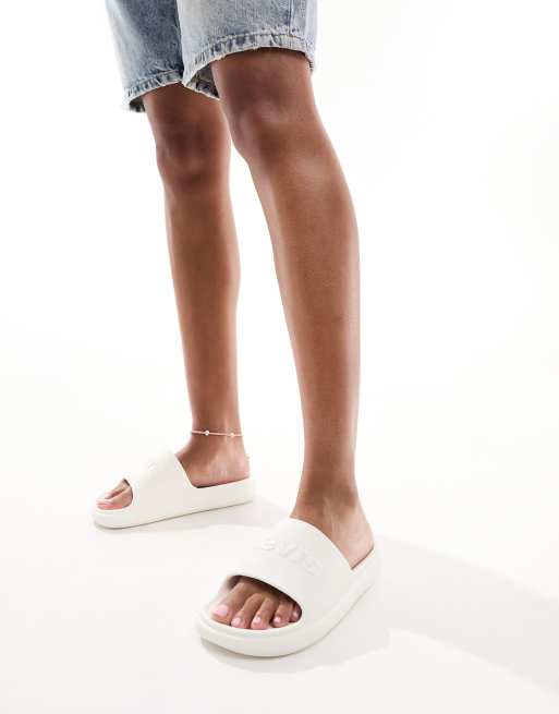 Sandalias blancas con logo June Next de Levi's ASOS