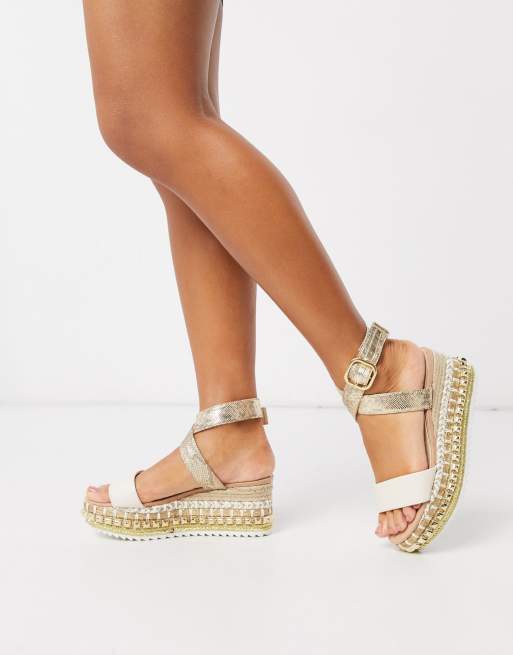 Sandalias con plataforma plana de y detalle tachuelas de River Island |