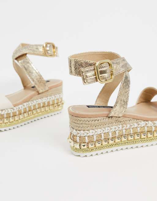 Sandalias con plataforma plana de y detalle tachuelas de River Island |