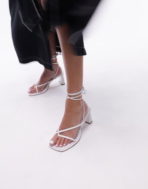 Sandalias blancas con tacón en bloque y diseño anudado a la pierna Ellis de Topshop Wide Fit