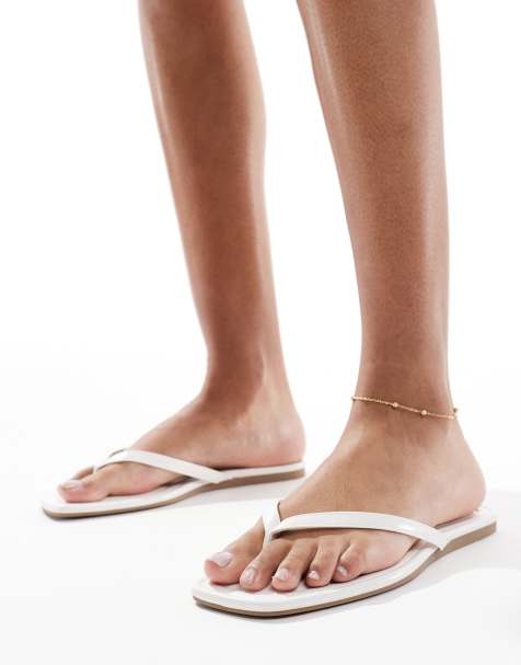Sandalias blancas con tira en el dedo Rooney de SEQWL Wide Fit - view 1