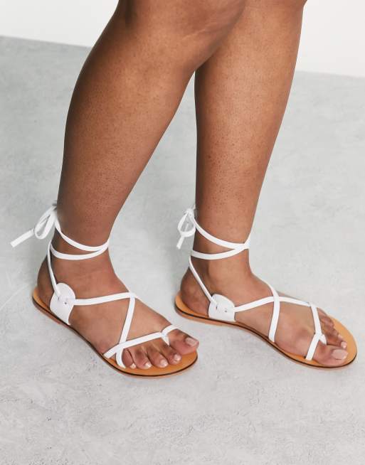 Sandalias blancas con tira para el dedo de cuero Faithful de ASOS DESIGN ASOS