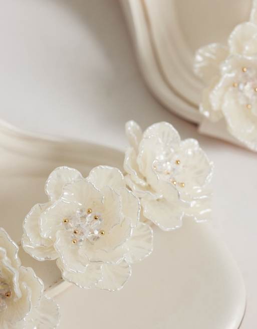 Sandalias blancas de cuña con flores de satén Winters de Azalea Wang, 3 de 4