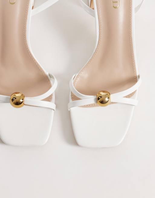 Sandalias blancas de tacón ancho con detalle dorado Devena de RAID, 2 de 4
