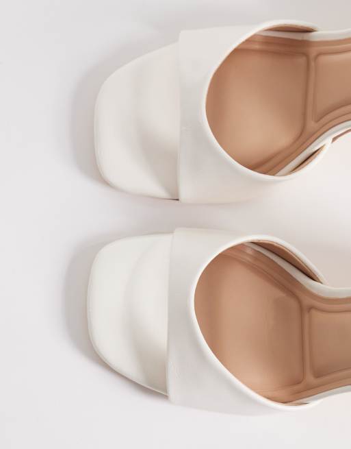 Sandalias blancas de tacón ancho de SEQWL, 2 de 4