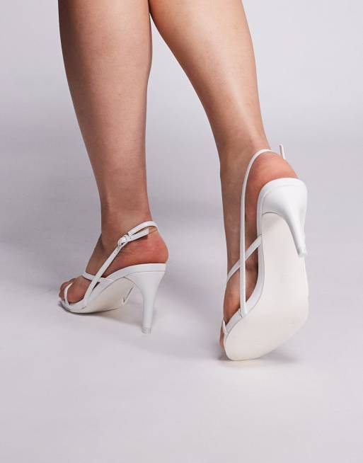 Sandalias blancas de tacón con diseño de tiras Vetta de Public Desire, 4 de 4
