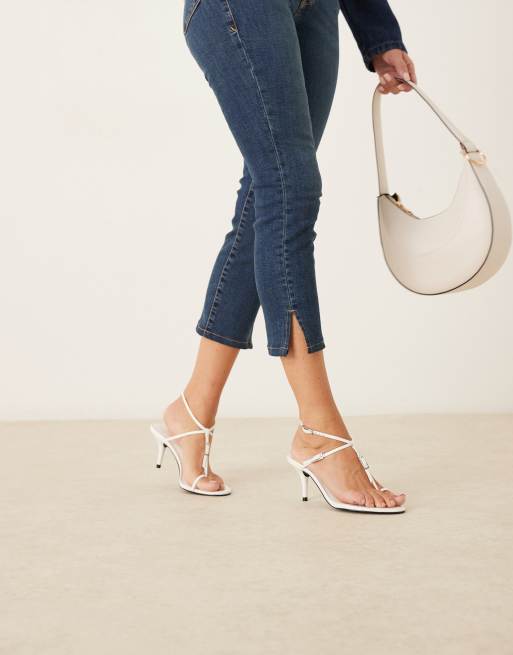 Sandalias blancas de tacón con diseño de tiras y detalle de