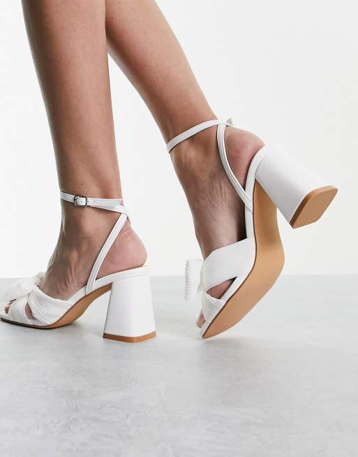Sandalias blancas de tacón medio con lazo de Glamorous Wide Fit, 3 de 4