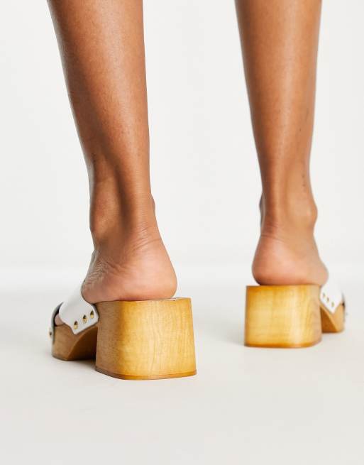 Sandalias blancas de tacón medio estilo zuecos de cuero Hint de ASOS DESIGN, 2 de 4