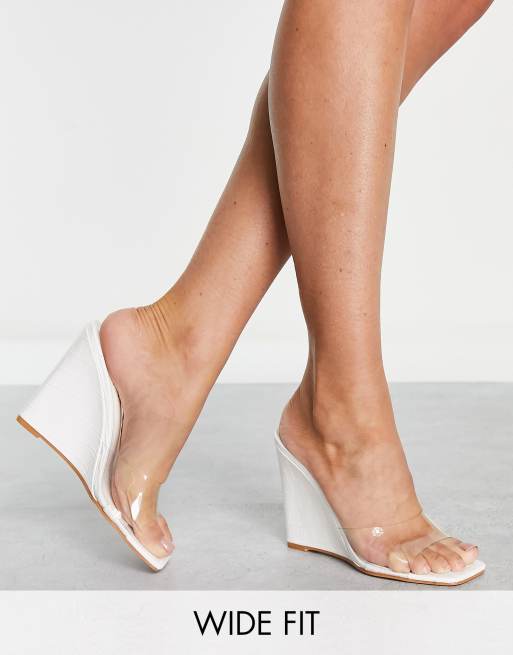 Sandalias blancas efecto cocodrilo de tacón de cuña estilo mules con banda transparente de SIMMI London Wide Fit
