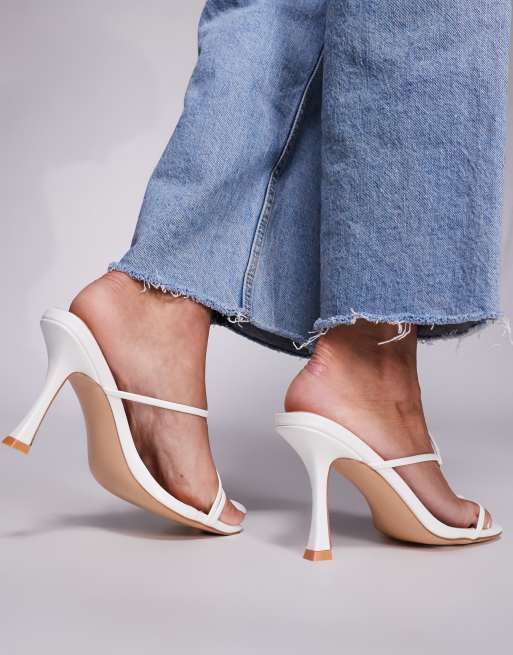 Sandalias blancas estilo mules de tacón medio con diseño de tiras