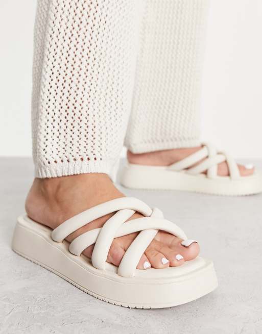 Sandalias blancas gruesas con tiras tubulares de South Beach