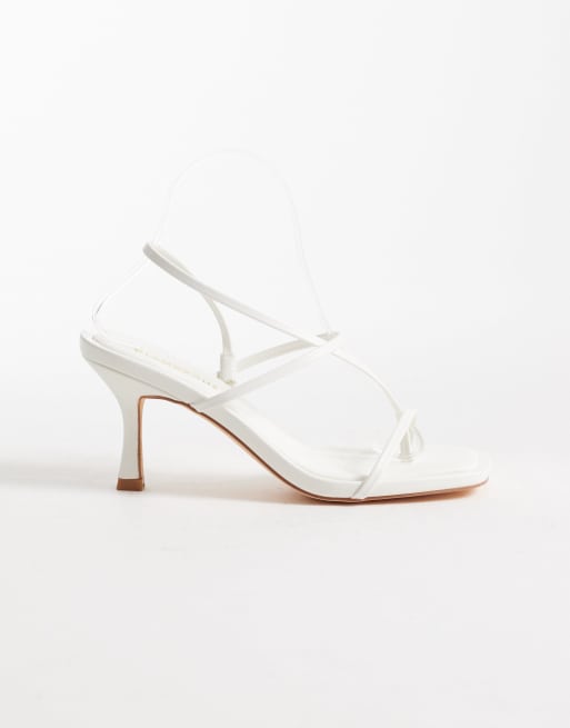 Sandalias blancas minimalistas de tacón de Glamorous