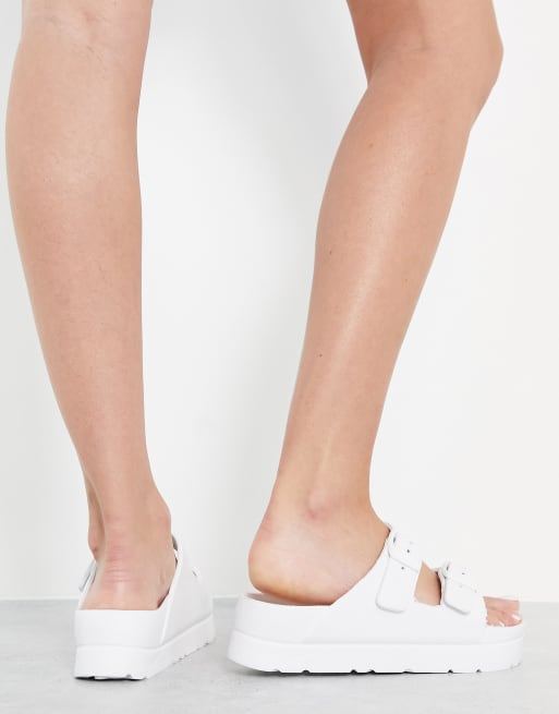 Sandalias blancas para la piscina plataforma plana Tiara schuh | ASOS