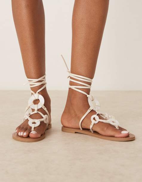 Sandalias blancas planas con diseño anudado a la pierna y ribete Fiona de ASOS DESIGN - view 1