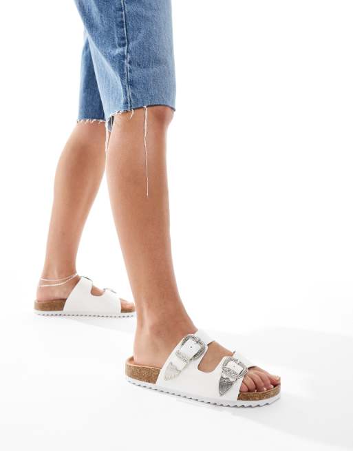 Sandalias blancas planas con diseño de dos tiras de estilo wéstern Famous de ASOS DESIGN, 2 de 4