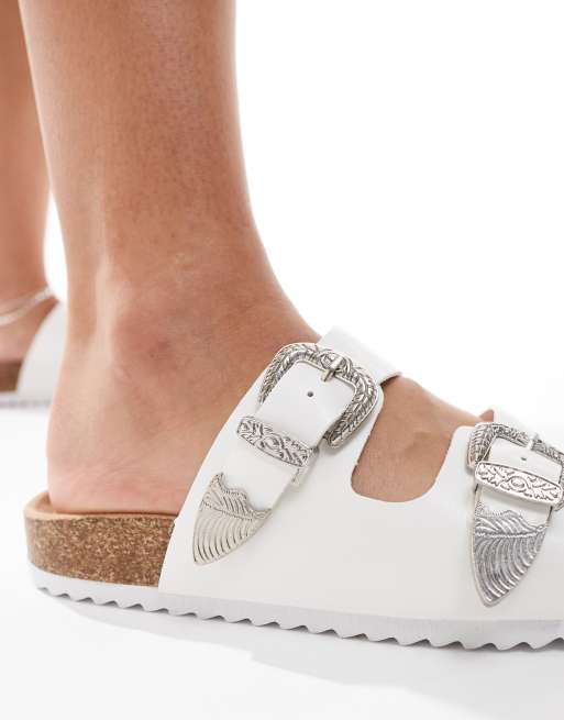 Sandalias blancas planas con diseño de dos tiras de estilo wéstern Famous de ASOS DESIGN, 3 de 4