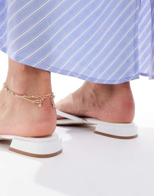 Sandalias blancas planas con tira para el dedo estrecha Felicity de ASOS DESIGN, 3 de 4