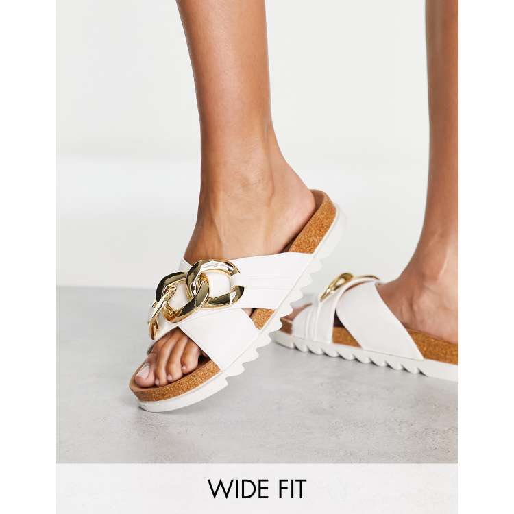 Sandalias blancas con tiras cruzadas y detalle de cadena de ASOS DESIGN Wide | ASOS
