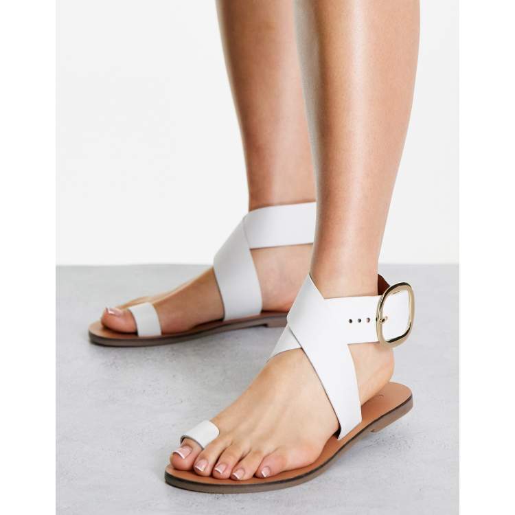 Sandalias blancas planas trabilla para el dedo de cuero Flyer de ASOS DESIGN | ASOS