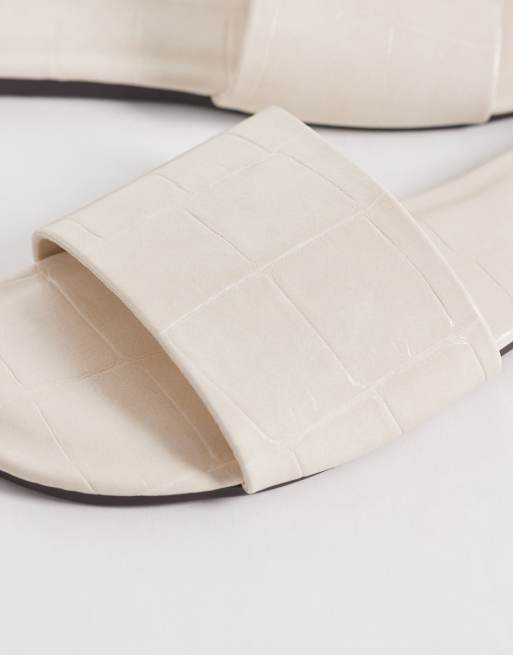 Sandalias blancas planas de efecto cocodrilo Faith de ASOS DESIGN, 2 de 4