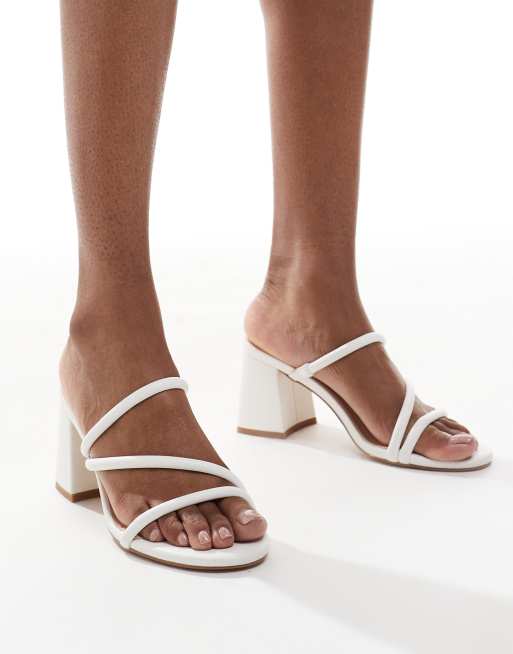 Sandalias blancas sin cierres de tacón grueso con diseño de tiras de London Rebel Wide Fit
